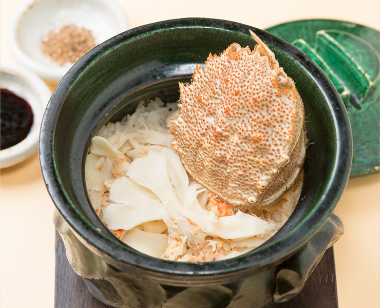 北海道産毛蟹と雪国白まいたけの極上上湯炊き込みご飯　自家製醤油添え