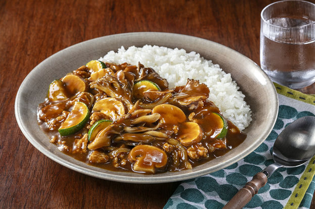 きのこ香る！ズッキーニとひき肉のカレー