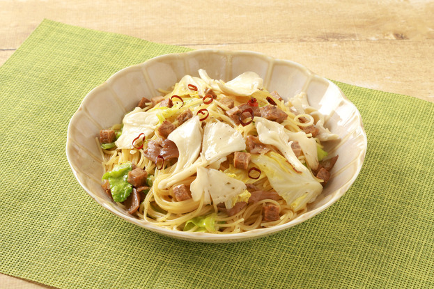 キノコのお肉食べるソースアヒージョと白まいたけの春キャベツのペペロンチーノ」