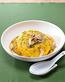 きのこの旨みギュッ！甘酢あんをたっぷりかけて「天津飯」